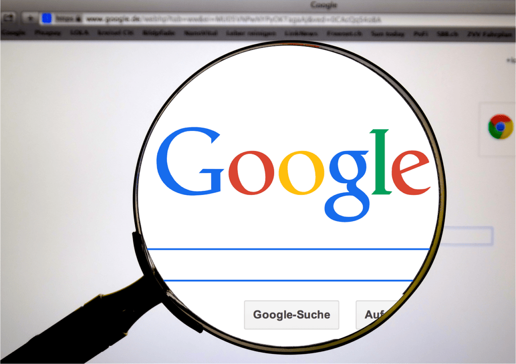 虫眼鏡に映るGoogleの文字