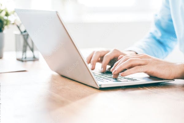 WEB制作業務を行なっているイメージ